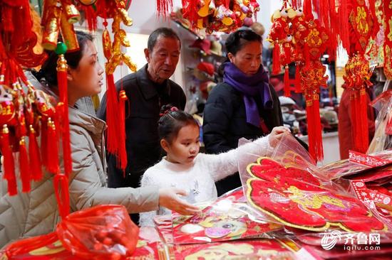 虽然并没有到买对联、福字的高峰期,但许多济南市民已经开始提早购买。