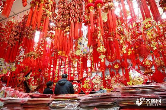 琳琅满目的新年商品,年味十足。