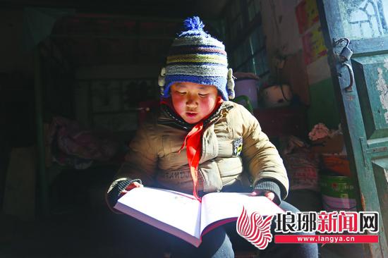 徐宏源抱着新得的书如获至宝，一边翻看一边小声读出来。