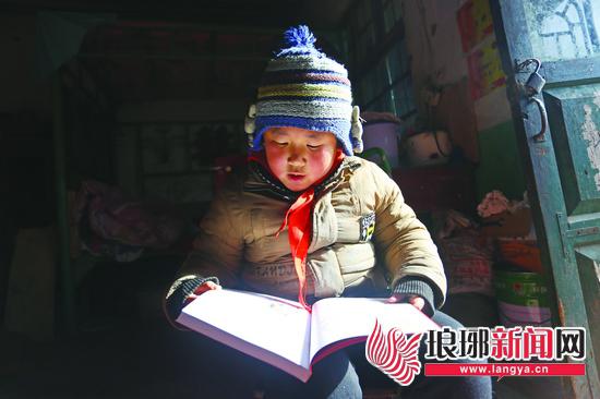徐宏源抱著新得的書如獲至寶，一邊翻看一邊小聲讀出來。