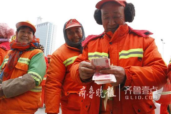 环卫工人领现金,高兴地合不拢嘴