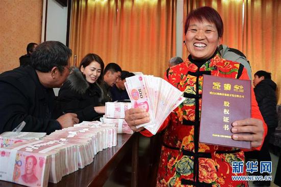 中郝峪村村民喜領(lǐng)分紅(2月8日攝)。
