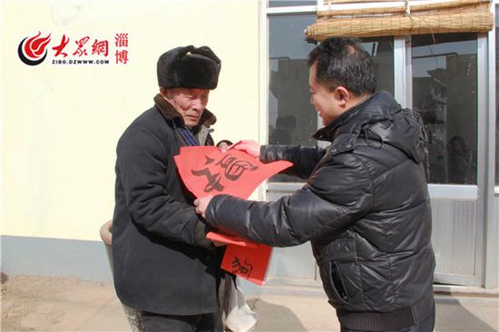 汤书记为五保户李大爷送去春联和福字