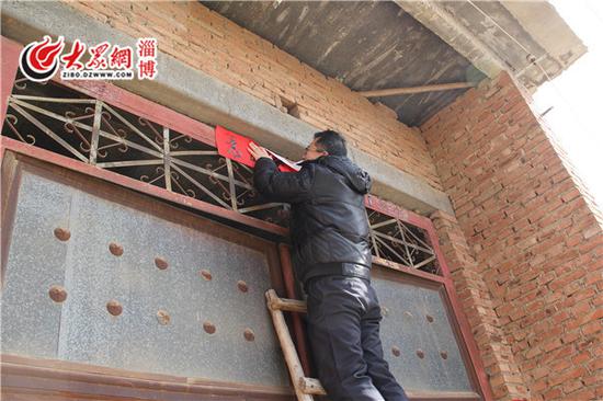 汤书记帮村民贴对联
