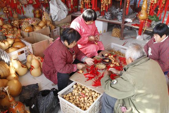 农历正月初六，路庄村的村民们忙着备货、发货。 本报记者 李军 摄