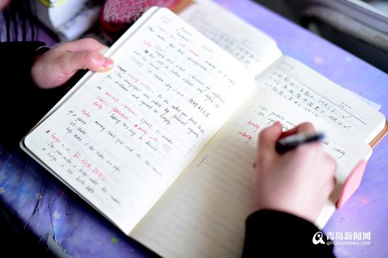 李梦瑶正在自习室里苦读英语,准备参加即将到来的专业英语八级考试。