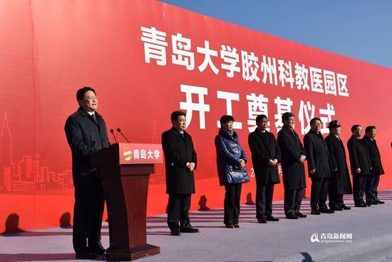 目前,校园总体规划已经完成,校园单体设计、勘探招标、土石方招标也即将完成。根据进度安排,力争在三年内完成园区全面竣工、三万多名师生员工将整体入驻,开创山东省高等教育发展史上单所高校建筑规模最大、一次性建设、一次性交付的先河。 链接:青岛大学 青岛大学设有医学部和35个学院,102个本科专业,涵盖11个学科门类。学校有9个博士后流动站;7个一级学科博士点、47个二级学科博士点,31个一级学科硕士点、183个二级学科硕士点,1种博士专业学位类型,21种硕士专业学位类型。学校在校生46000人,教职