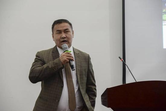 蒙古国第79学校校长史拉夫·保罗银达作报告