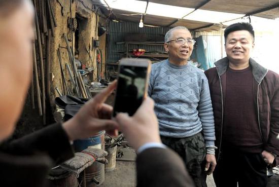 买锅客与牛祺圣合影