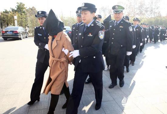 桓台警方将犯罪嫌疑人押解回桓台,摧毁窝点3处,抓获犯罪嫌疑人21人