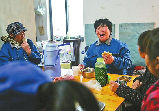 9日中午，在休息室内，李道香利用吃饭时间给同事唱歌。 记者刘玉乐 摄