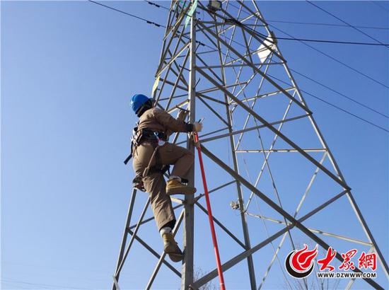 马师傅带着绝缘杆爬上二号塔
