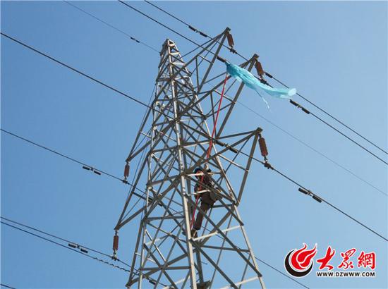 马师傅在二号塔上清理异物