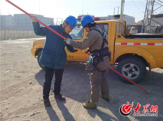 马师傅和同事连接绝缘杆