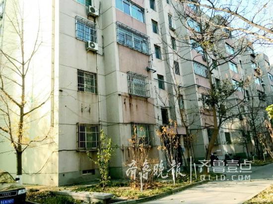 ▲8号楼1、2单元即将用上电梯,业主们欢欣鼓舞。