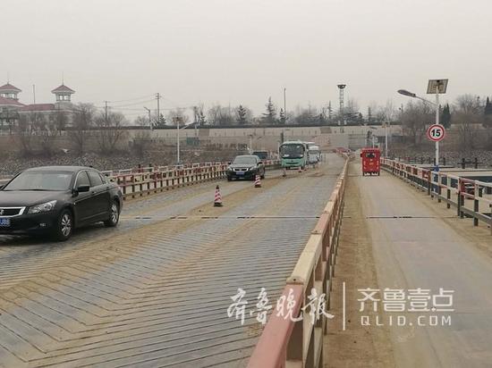 15日下午1點,濼口浮橋上,車輛已經可以通行。