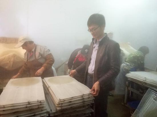 巩天帅查看粉皮质量。