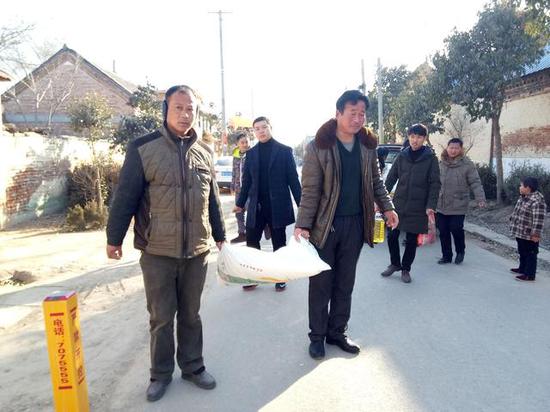 送上糧油等慰問品