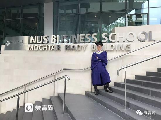 大学毕业时在母校留影