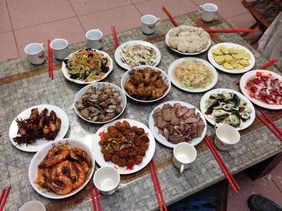 去年大年三十我家的年夜饭。