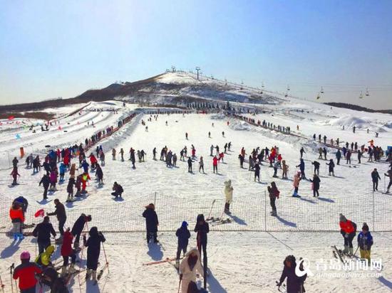 滑雪场游客络绎不绝