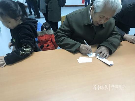 老人也来猜灯谜