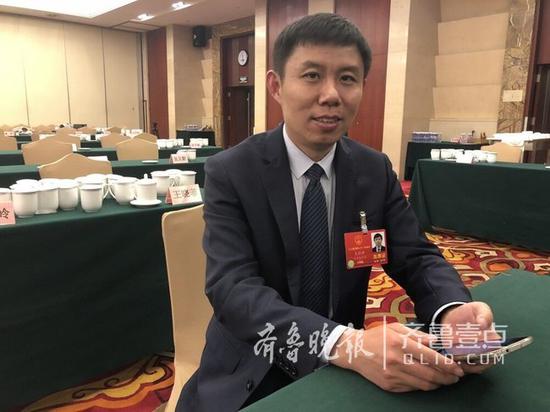 虽然已是数千万身价,但眼前的王钦峰笑容淳朴。