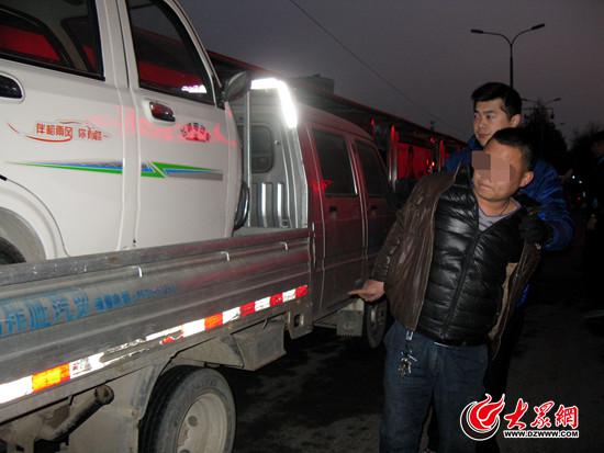 被抓后,嫌疑人指认其盗窃的车辆。