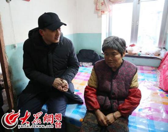 扶贫挂职干部袁圣凯到贫困户家中走访(记者 李广圣 摄)