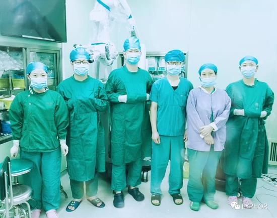 △这是2017年大年初二，刚做完一台动脉瘤的手术，左起第二个为郭锋医生