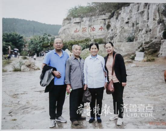 张福庆老人(左二)最近的一张合影,拍摄于2016年。