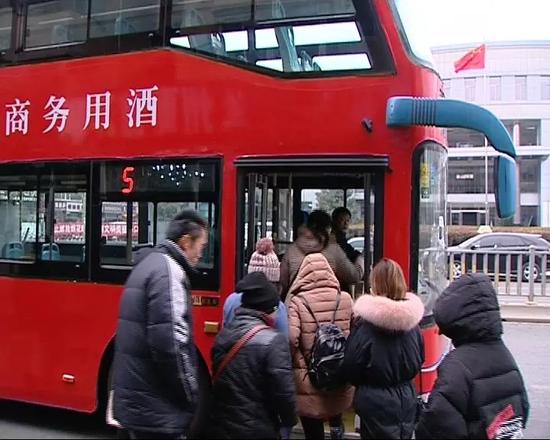 市民:以前带小孙子时候,就喜欢最最前排!景色好,而且孩子都喜欢!