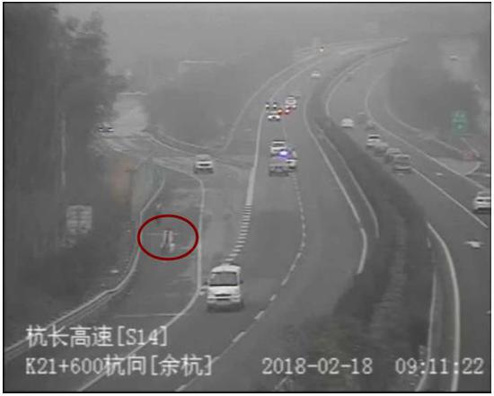 高速可是全封闭车道，怎么会有小姑娘在路上走?