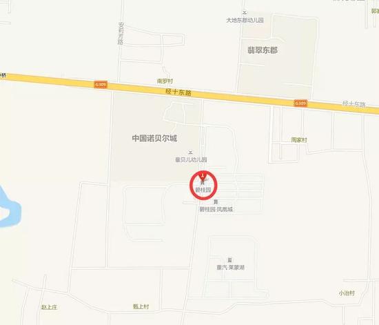 而另一段7秒钟的视频显示。当时,现场来了十多辆消防车展开营救。