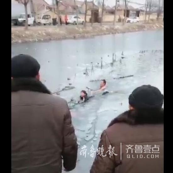 艱難靠岸。