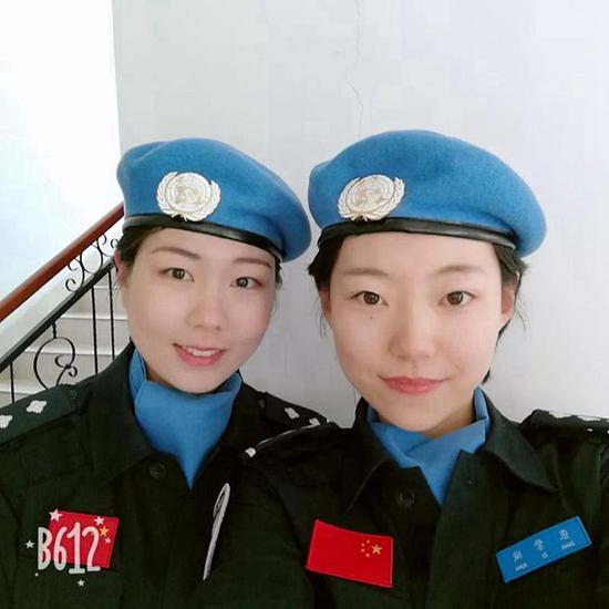 陈敏(左一)和队友张紫璇合影