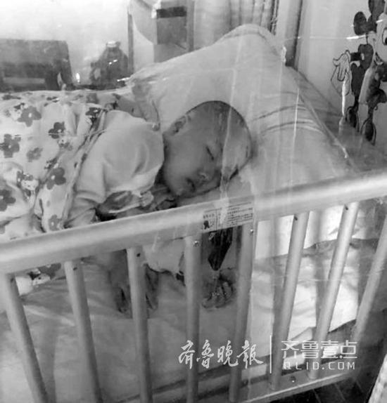 小子萱目前病情稳定，等待做骨髓移植手术。 子萱妈妈 供图