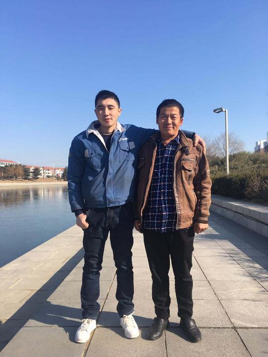 因为携手救人，李辉（左）和黄宪峰也就此熟识起来