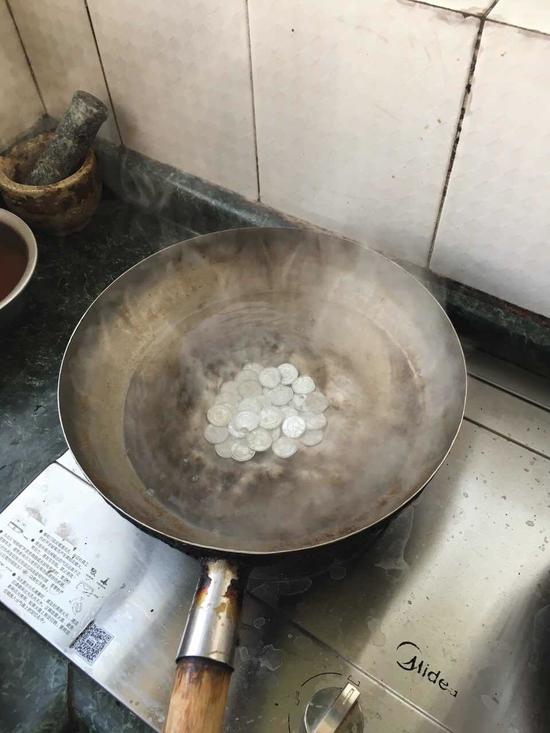 在把硬币包进饺子之前,要先在锅里煮煮“消毒”。