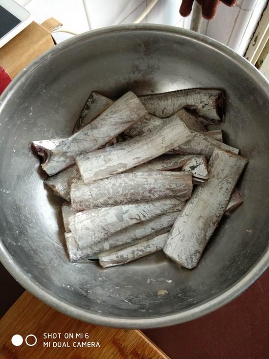 还没被炸的带鱼和已经出锅的炸藕盒。