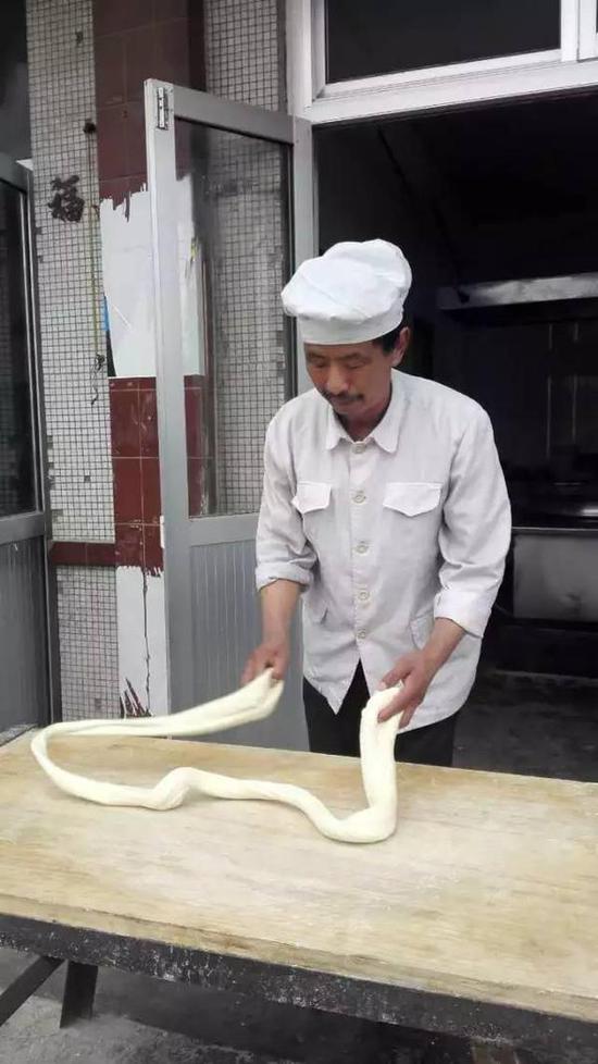 这位就是海阳郭城摔面正宗传人,名叫于文志。