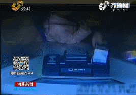 1490703556245765.gif 旁边恰巧有人进来,这位母亲赶紧把手机放了回去。