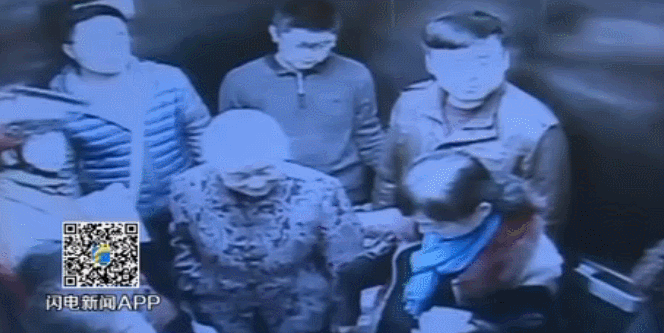 電梯瞬間停止9人被困.gif