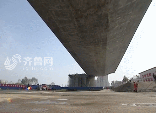正在旋转的桥体。