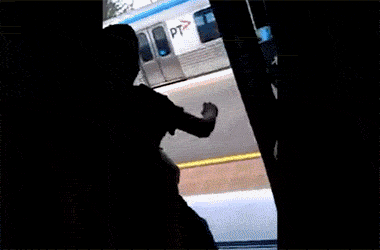 沒找到汽車高速行駛的時候跳車的,但是有個跳火車的,大約會是這樣……