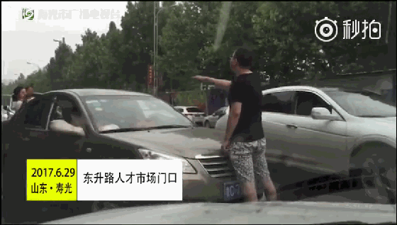 随后黑衣女子坐回车里,
