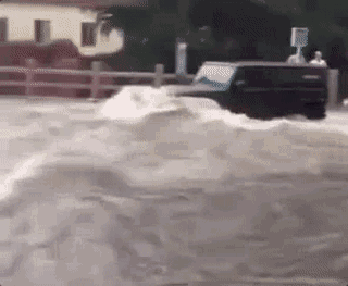 本周一下午,青岛遭短时强降雨(市区1小时降雨38.1毫米),市区积水严重。