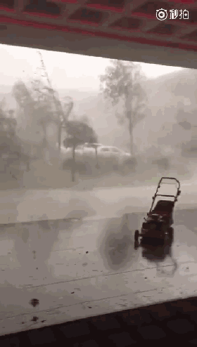 　　下午一點，濟南邢村立交橋東邊雷雨大風。(開頭視頻為濟南歷城區下冰雹場景)