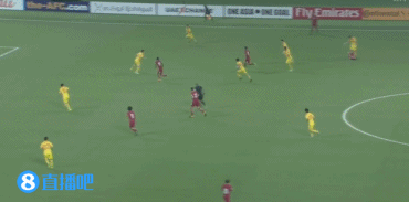 比赛第73分钟，姜至鹏助攻，肖智门前捅射破门，国足1-1卡塔尔，扳平了比分。