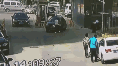 監(jiān)控截圖:女子被撞后又被車軋